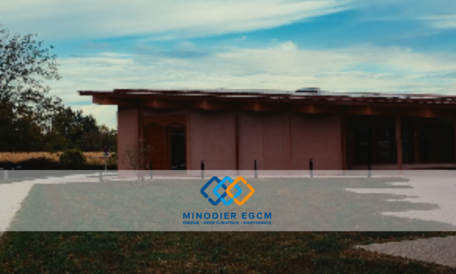 Système de chauffage par CTA et pompe à chaleur pour la salle communale de Lens-Lestang, installé par Minodier. Photo publiée avec l'accord de la commune.